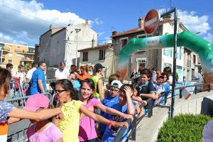 Enfants vers la ligne d'arrivée - Corrida Mounarde 2014